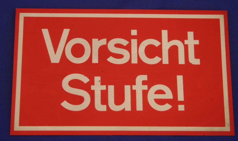 Hinweisschild Vorsicht Stufe ca. 25x15cm rot