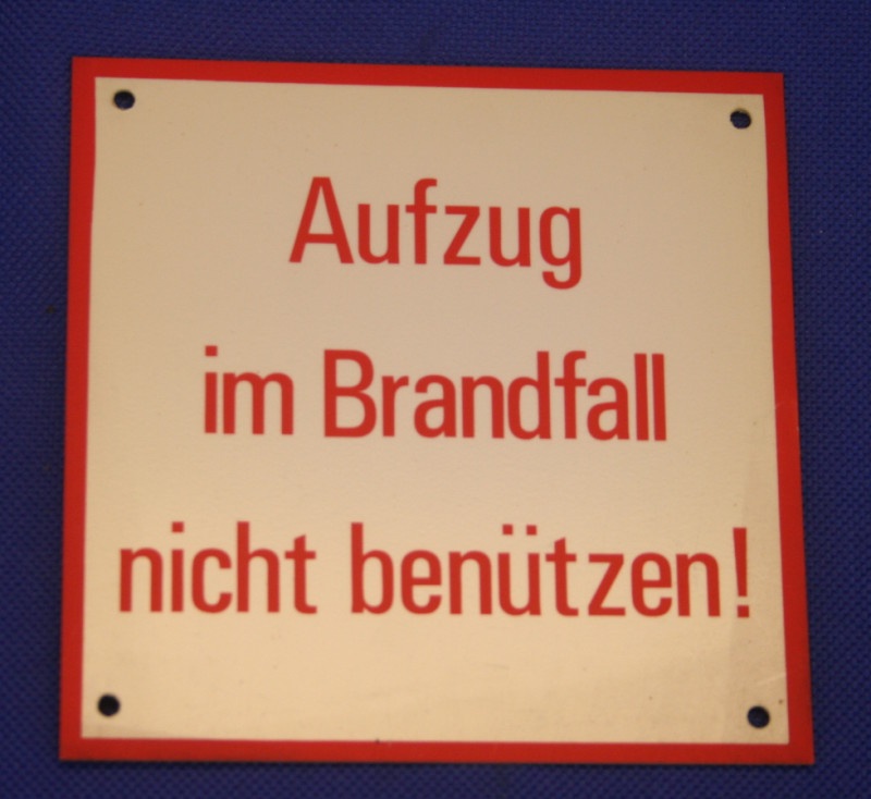 Hinweisschild Aufzug im Brandfall ca. 10x10 cm weis/rot