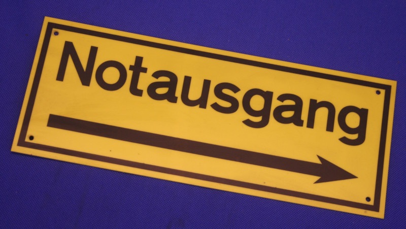 Hinweischild Notausgang nach rechts ca. 25x10cm gelb