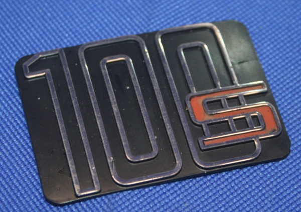 Plakette R100S f.Sitzbank leicht beschädigt !!!