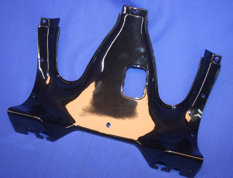 Verkleidungsteil R-RS/RT Mitte ob.zw.Grill+O schwarz 032/532